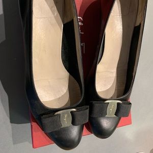 Vintage black leather ferragamo Vara shoes pumps